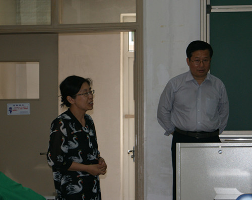 外语系主任高原老师正在介绍武波教授